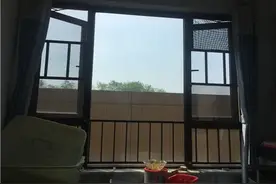 1.6米的“女儿墙”挡了半扇窗户，业主称房子像监狱，自行拆墙遭物业制止图片