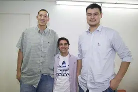 肌肉再强也别和NBA球星合影！强森显娇小 泰森成“小森森”图片