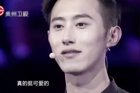 1米8帅哥对萌妹子一见钟情，一个公主抱直接抱走，全场观众欢呼视频封面