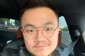 英达两个儿子近照差距大，巴图颇有父亲当年风范，英如镝越长越帅图片