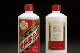 为啥茅台酒都带“2个小杯子”？作用不是一般的大，很多人都不懂图片