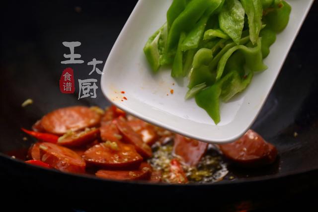 蒜苗炒香肠这样做，好吃又下饭，美味很简单，上桌就抢光
