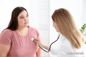 294斤“重量级”妈妈顺利诞下8.2斤宝宝，医生：因身形体重麻醉手术困难，但我们还是成功了图片