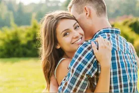 为什么女朋友总爱抱你？哈佛医学院：这是生理需求，身体会有变化图片