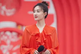 王丽坤穿蓝色针织短袖，搭黑色五分裤外出，好看还显瘦图片
