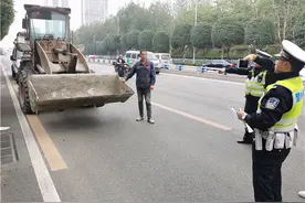 铲车“放飞自我”违规上路！交警一查：司机，你怎么没证还酒驾？图片