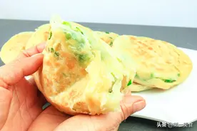 1碗面粉1把葱，不需发面，快速做葱花饼，皮酥芯软，放凉也不硬图片