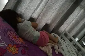 4岁女宝儿童间独睡，却总吵着"太挤"，妈妈查看监控吓一身冷汗图片