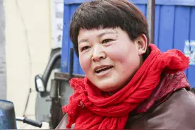 农民大姐年集的生意火，高兴的说：忙完集就要过个好年了图片