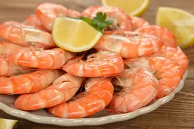 水煮虾时，无论是冻虾还是活虾，教你正确的方法，虾肉新鲜无腥味图片