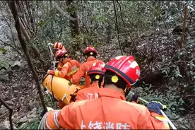 上饶一摩托车骑手摔落30米山崖，一个细节捡回了一条命！图片