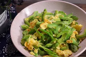 苦瓜炒鸡蛋时，到底要不要焯水？大厨：无数尝试，此做法最香！视频封面