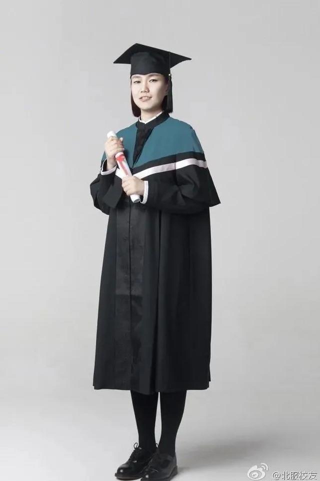 中央美院的学士服美上热搜！这是什么神仙毕业现场？