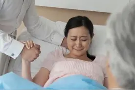 22岁准妈生娃，却来了4个“爸爸”，孩子出生后妈妈泪流满面图片