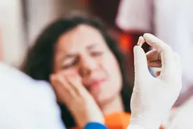 7岁男童拔牙后昏迷不醒，儿童拔牙有必要全麻吗？会伤害大脑吗？图片