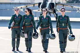 空军21岁的女飞行员，驾驶高级教练机首次单飞，完成“成人礼”图片