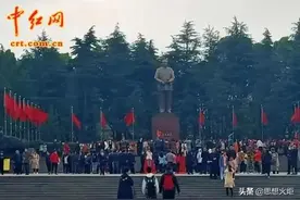 组图：毛新宇携全家清明节回韶山给爷爷毛主席铜像敬献花篮图片