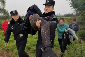 老人落水危在旦夕 多悦蜀黍迅速施救化险为夷图片