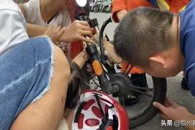 太危险！鄂州一粗心老爸“花式遛娃”脚被卡了图片