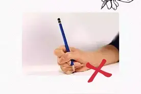 孩子写作业慢可能是握笔姿势不对，用1个常见的物品轻松纠正图片