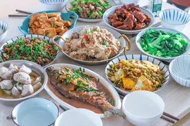 家人团聚，妈妈亲自下厨，做了一桌家乡味，幸福的味道图片