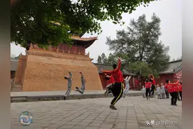 实拍千年古寺院内小和尚练功，日常训练成风景，年纪虽小功夫了得图片