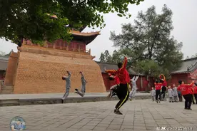 实拍千年古寺院内小和尚练功，日常训练成风景，年纪虽小功夫了得图片