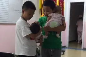 俩男孩交流带娃经验，抱娃动作非常娴熟，像极了公园遛娃的大娘图片