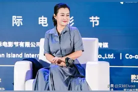 郝蕾美到国际电影节，穿衬衫裙系腰带身材圆润，天然的头额骨美翻图片