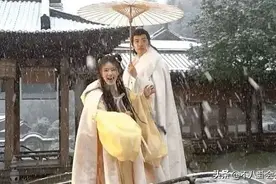 赵露思新剧翻车？替身，穿帮，着黄发，摇头晃脑演古装图片