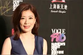 贾静雯真给70后长脸，穿拼接连衣裙随意又高级，看不出47岁了图片