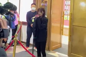 22岁女星因谈恋爱公开道歉，深鞠躬长达1分钟，哽咽痛哭求原谅图片