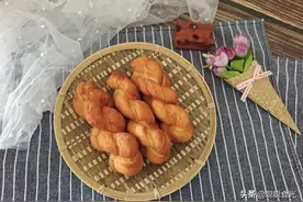 过年给家人炸麻花当零食，加点蜂蜜进去，柔软拉丝，好吃又健康图片