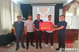 新疆籍少数民族同胞捐爱心款援助郑州图片