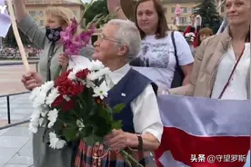 白俄万名女性举行抗议游行，“我在散步”老太太现身，引发轰动图片