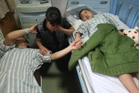 8张催人泪下的父子图，8位平凡又伟大的父亲，看哪位让你感动落泪图片