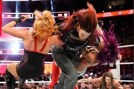 WWE《皇家大战2020》女子上绳赛，惊喜不断，内奥米亮绝技图片