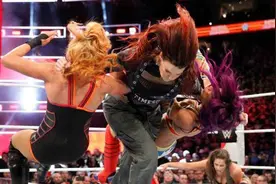 WWE《皇家大战2020》女子上绳赛，惊喜不断，内奥米亮绝技图片