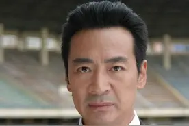 《金粉世家》中总理金铨娶了三房夫人，扮演者寇振海同样家有娇妻图片
