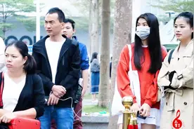 小伙街头卖艺，随手拉了一段二胡，路人听后都站住了视频封面