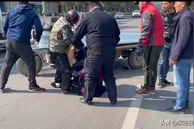 8岁男孩被卷入三轮车底昏迷不醒 保定三位民警火线救援保住孩子性命图片