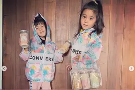 贾静雯晒俩女儿近照，咘咘波妞穿姐妹装卖萌，古灵精怪超可爱图片