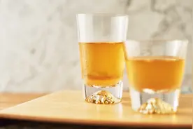 喝热水还是喝凉水？每天要喝八杯水吗？图片