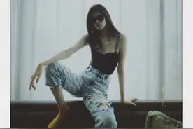 超模何穗晒美照 穿性感吊带撩长发太迷人图片