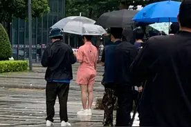 捞金也不易！杨倩街头冒雨拍广告，成名后脸明显圆润，下巴都平了图片