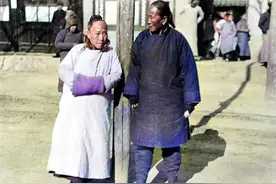 清末老照片：纳鞋底的小脚女子，唠嗑的地主婆，犯人吓得不敢抬头图片