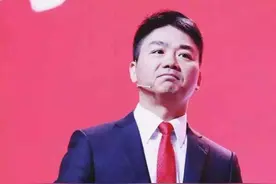 4位大佬的特殊嗜好：马化腾爱抽烟，董明珠好赌，雷军让人憋笑图片