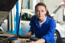 美国人：这就是差距，美国人基本上都会自己修车，但中国人却不行图片