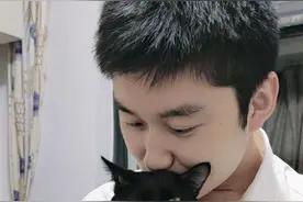 黑猫是很有灵性的哟图片