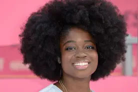 舞蹈真人秀出现尴尬失误，高跟鞋扯坏裙子，黑人女星应变能力获赞图片